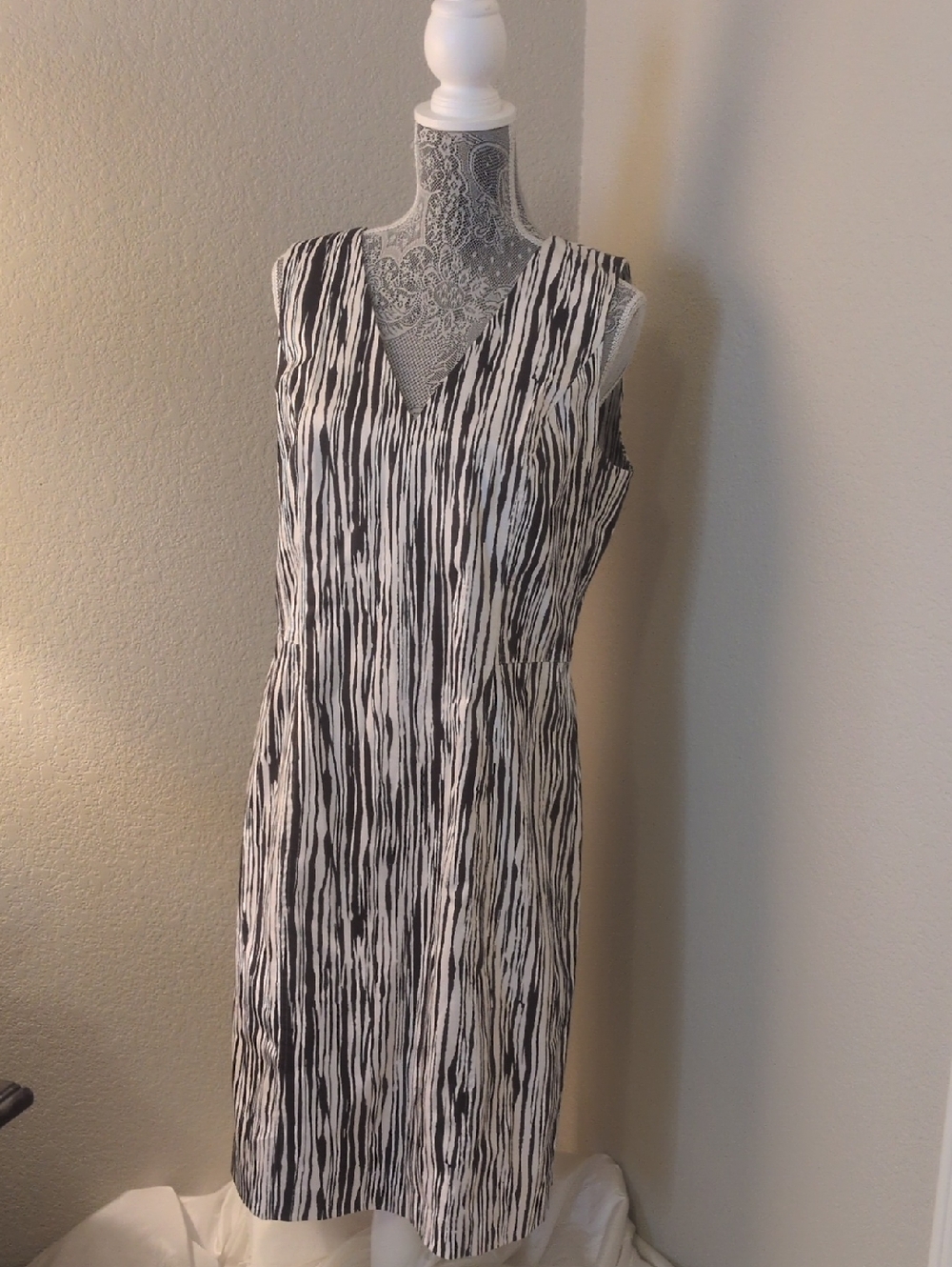 Calvin Klein Black & White V-Neck Printed Midi Dress
